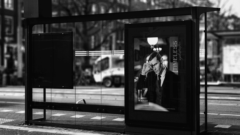 Conception de la typographie, logo, affiche abris bus réalisé pour le projet OZ Watch par VANCKH Studio, Visual Designer à Bordeaux.